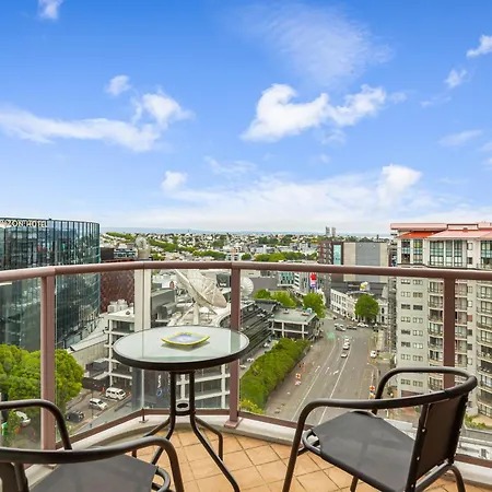 Stylish 2Br Apt With Balcony - Prime Cbd Location!